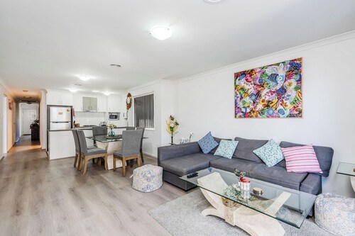 Ngunnawal 3 bedroom with Netflix and 100mbps Wifi