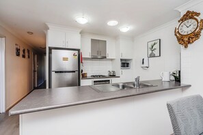 Kylskåp, mikrovågsugn, ugn och spishäll