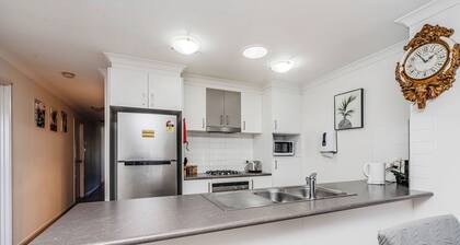 Ngunnawal 3 bedroom with Netflix and 100mbps Wifi
