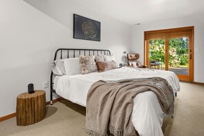 2 habitaciones, escritorio y tabla de planchar con plancha