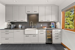 Frigorífico, microondas, horno y placa de cocina