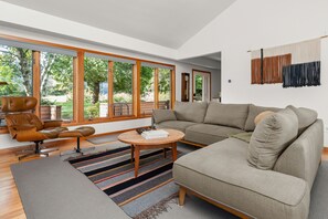 Smart TV, fireplace, books - Relaxing Catskill Escape, Mountain Views • Hot Tub •  Fire Pit • Heated Pool
 (Catskill)