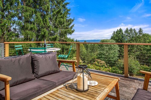 Relaxing Catskill Escape, Mountain Views • Hot Tub •  Fire Pit • Heated Pool
