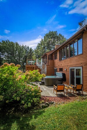 Bañera de hidromasaje al aire libre