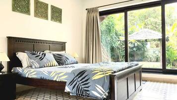 4 bedrooms, iron/ironing board, WiFi, bed sheets