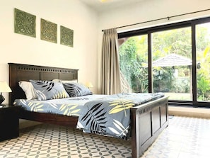 4 bedrooms, iron/ironing board, WiFi, bed sheets