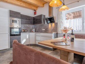 Fridge, microwave, oven, stovetop - Beautiful group accommodation near the ski lift (Kirchberg in Tirol)