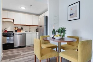 Fridge, oven, stovetop, dishwasher