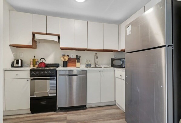 Fridge, oven, stovetop, dishwasher