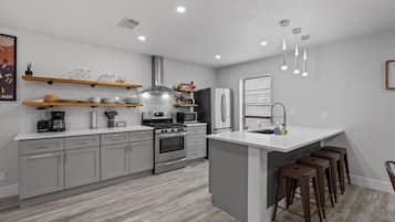 Geladeira, micro-ondas, fogão, cooktop