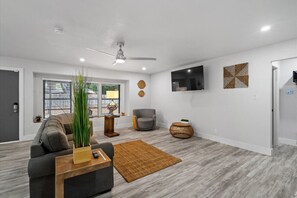 Smart TV, fireplace
