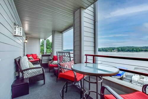 Kelly's Lakefront Escape - Huge Balcony