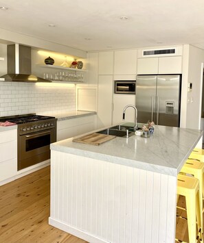 Kylskåp, mikrovågsugn, ugn och spishäll