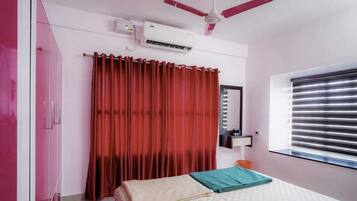 2 bedrooms, iron/ironing board, free WiFi, bed sheets