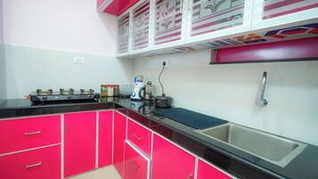 Fridge, stovetop, coffee/tea maker, electric kettle