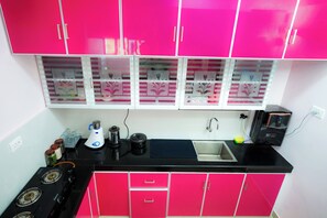 Réfrigérateur, plaque de cuisson, cafetière/bouilloire