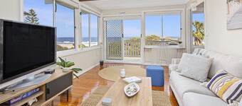 BEACHFRONT OASIS Jones Beach Kiama. Best views, direct beach access, cozy. Relax
