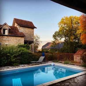 Una piscina al aire libre, una piscina climatizada
