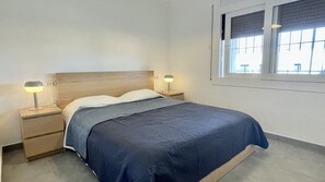 3 slaapkamers, een strijkplank/strijkijzer, gratis wifi, beddengoed