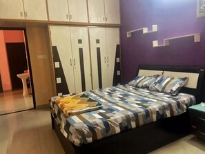 2 bedrooms, desk, iron/ironing board, WiFi