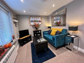 TV - The Tower, 1 bed, 1850's Tiny House (Maldon)