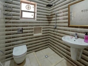 Dusche, Haartrockner, Handtücher, Seife