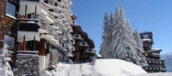 Quiet Triplex Apartment Sleeps 6, Ski-In/Ski-Out, WiFi