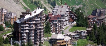 Quiet Triplex Apartment Sleeps 6, Ski-In/Ski-Out, WiFi