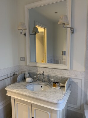 Dusche, Haartrockner, Bidet, Handtücher