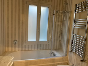 Regadera, secadora de cabello, bidet, toallas