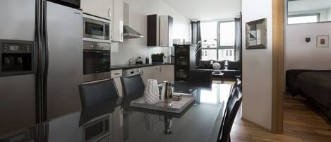 Frigorifero, microonde, forno, piano cottura