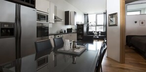 Fridge, microwave, oven, stovetop - Mani Apartments - Two bedroom apartment (Reykjavík)