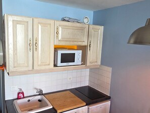 ثلاجة، غسالة أطباق، ماكينة لصنع القهوة/الشاي، محمصة خبز