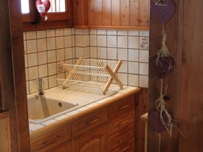 Bathroom - Cozy Chalet for 4 with Wi-Fi, Balcony, 2 Beds, Near Ski Lifts & Town Center (Les Gets)