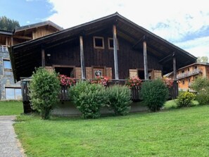 Exterior - Cozy Chalet for 4 with Wi-Fi, Balcony, 2 Beds, Near Ski Lifts & Town Center (Les Gets)