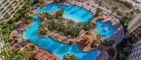 Una piscina techada, una piscina al aire libre