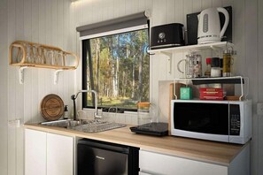 Kylskåp, mikrovågsugn, spishäll och kaffe- och tebryggare