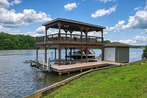 Marina - Stunning Public Side Lake Anna Waterfront Heated Pool Game Room Boatdock Hot Tub Firepit (Mineral)
