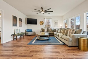 Smart TV, fireplace, table football, offices - Stunning Public Side Lake Anna Waterfront Heated Pool Game Room Boatdock Hot Tub Firepit (Mineral)