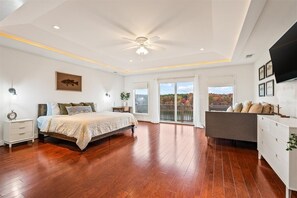 7 bedrooms, iron/ironing board, free WiFi, bed sheets - Stunning Public Side Lake Anna Waterfront Heated Pool Game Room Boatdock Hot Tub Firepit (Mineral)