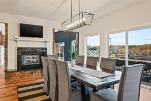 Dining - Stunning Public Side Lake Anna Waterfront Heated Pool Game Room Boatdock Hot Tub Firepit (Mineral)