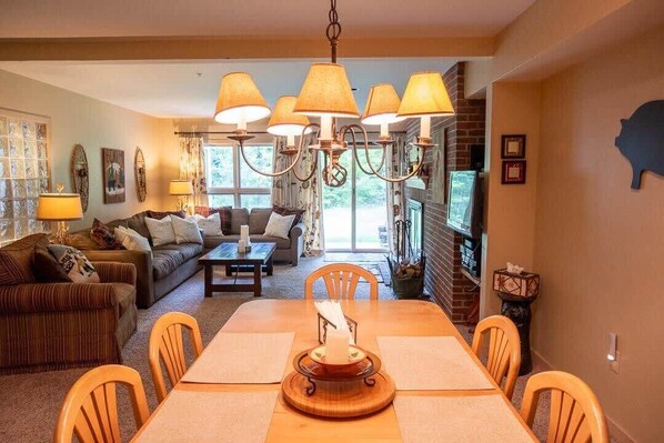 テレビ、暖炉、書斎 / ワークスペース