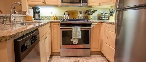 Refrigerador, microondas, horno y parrilla de estufa