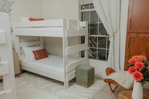 3 camere, una scrivania, ferro/asse da stiro, culla da viaggio