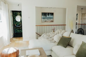 Smart TV, fireplace, offices - Spacious, sunlit townhouse with beach gear, dreamy beds, and walkable access to PB’s best spots. (San Diego)