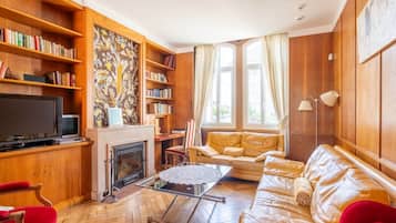 Télévision, cheminée, table de tennis de table