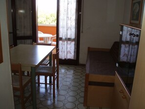 Studio, plusieurs chambres, balcon, vue ville | Salle de séjour