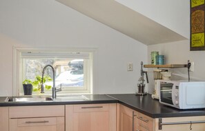 Kjøleskap, ovn, kokeplater og oppvaskmaskin