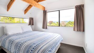 6 bedrooms, iron/ironing board, WiFi, bed sheets