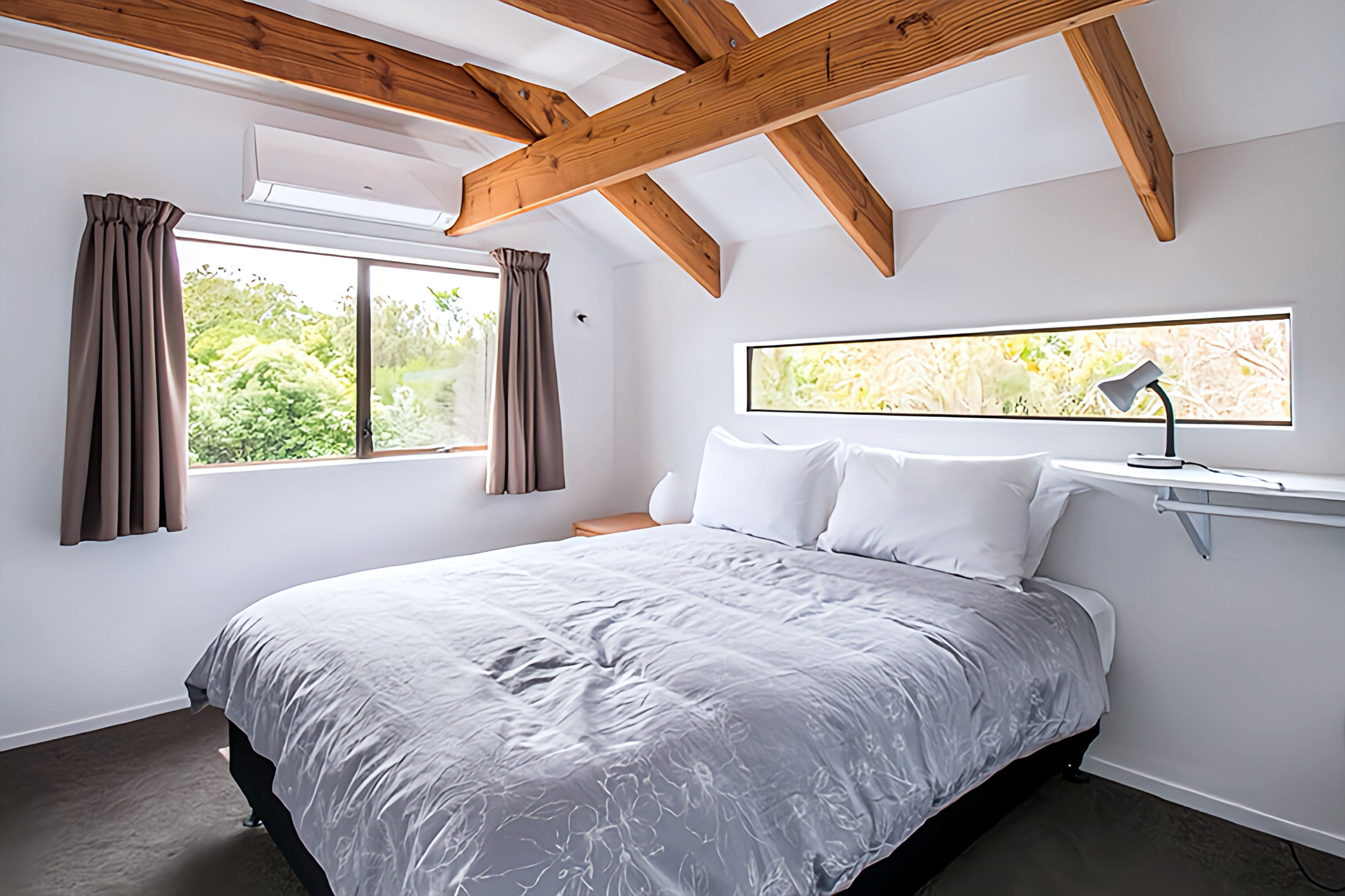 6 bedrooms, iron/ironing board, WiFi, bed sheets